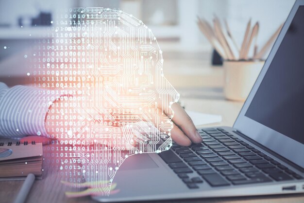Hombre escribiendo en el fondo del teclado con holograma cerebral Concepto de Big Data Doble exposición