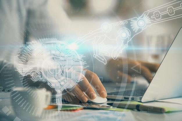 Hombre escribiendo en el fondo del teclado con holograma cerebral Concepto de big data