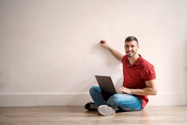 Hombre escribiendo en una pared