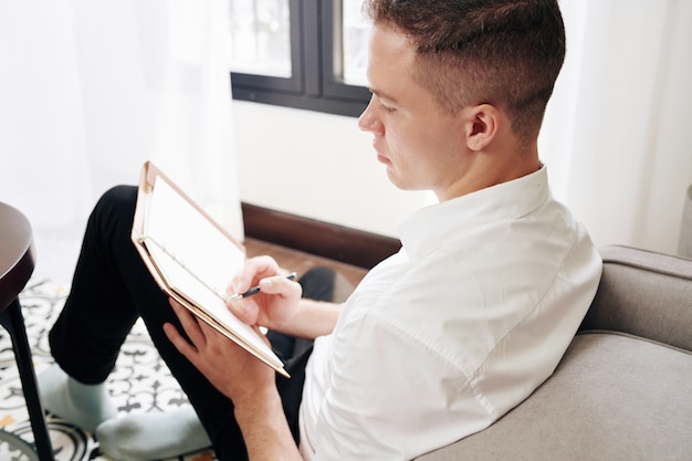 Hombre escribiendo pensamientos e ideas creativas