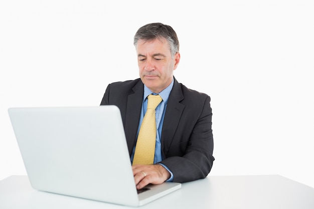 Hombre escribiendo en su computadora portátil