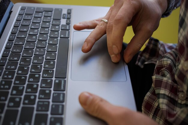 Foto hombre escribiendo en el teclado de la computadora portátil y el concepto de negocio