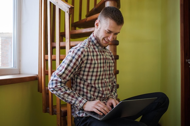 Hombre escribiendo en el teclado de la computadora portátil y el concepto de negocio