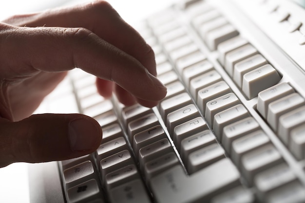 Hombre escribiendo en el teclado moderno, vista cercana