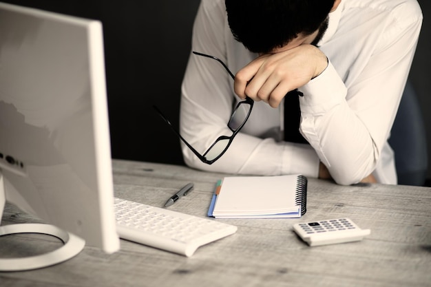 Foto hombre, en, escritorio de oficina