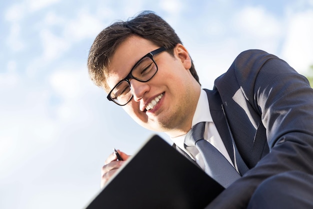 hombre, escritura, en, bloc de notas, primer plano