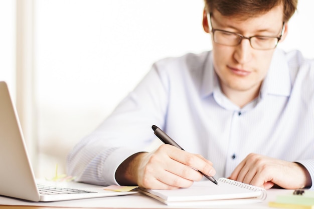 hombre, escritura, en, oficina