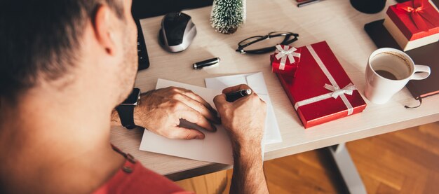 Hombre, escritura, tarjeta de felicitación