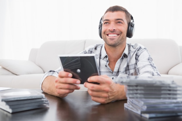 Un hombre escuchando cds