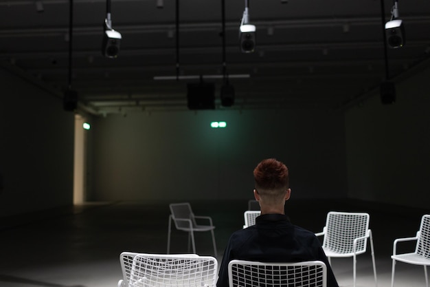 Foto hombre escuchando una instalación de sonido con muchos altavoces