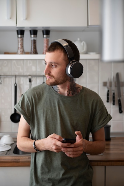 Foto hombre escuchando música con auriculares en su tiempo libre