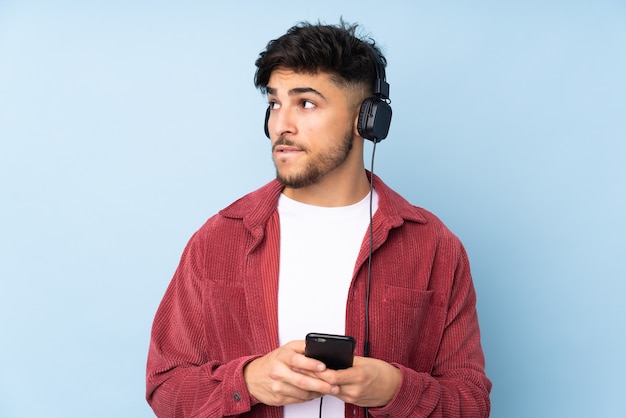 Hombre escuchando música con auriculares