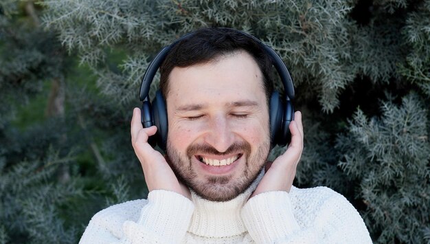 Un hombre escuchando música con auriculares.