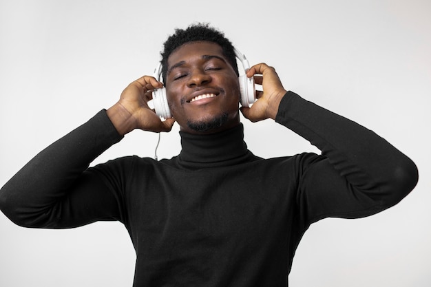 Foto hombre escuchando música con auriculares