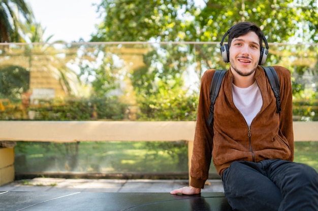 Hombre escuchando música con auriculares.
