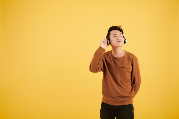 Hombre escuchando música favorita