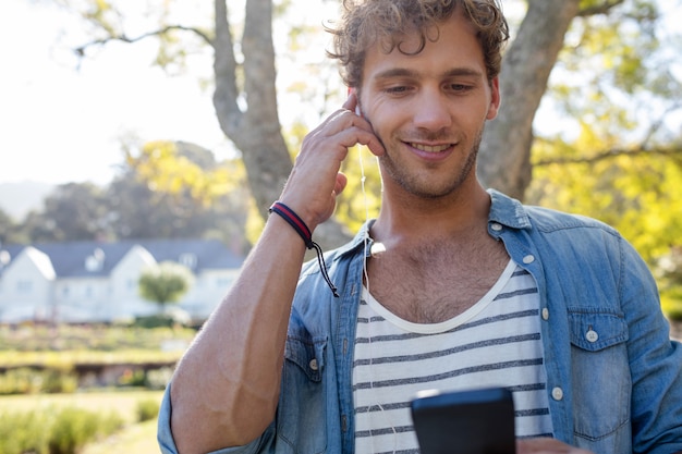 Hombre escuchando música en el parque