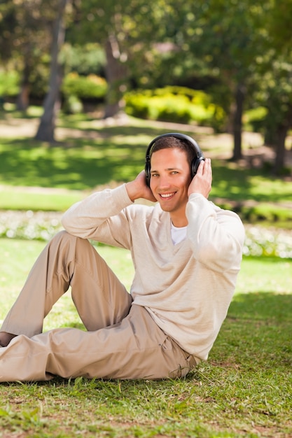 Hombre escuchando música en el parque