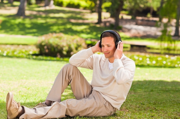 Hombre escuchando música en el parque