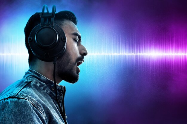 Hombre escuchando música