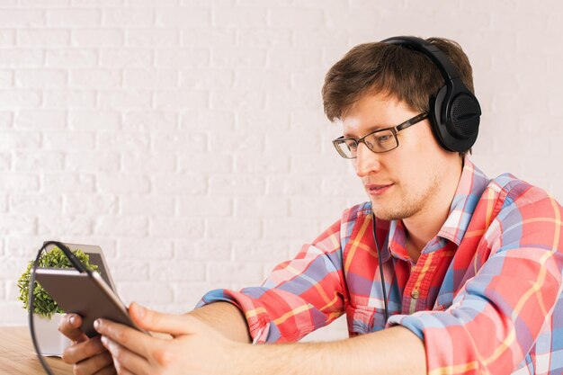 Hombre escuchando música