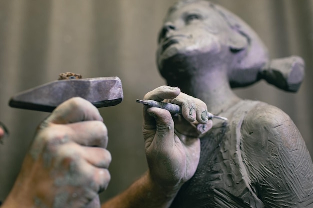 Hombre escultor crea esculpir busto escultura de mujer humana estatua taller de creación artesanal