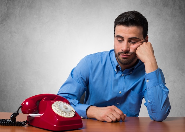 Foto hombre esperando una llamada telefónica