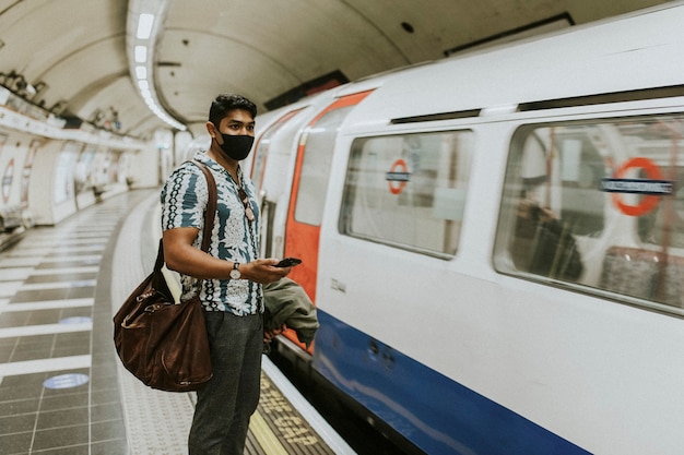 Hombre esperando un tren en una plataforma