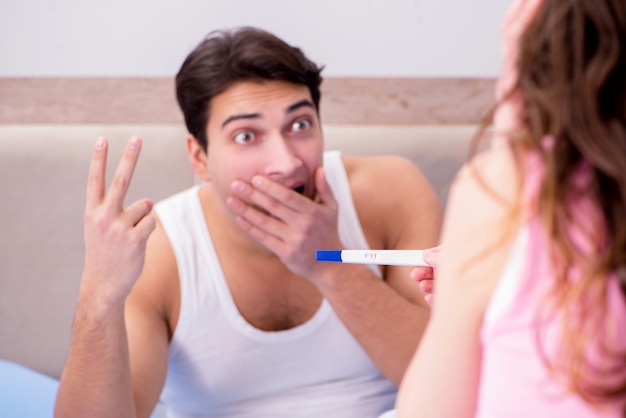 Hombre esposo molesto por los resultados de la prueba de embarazo