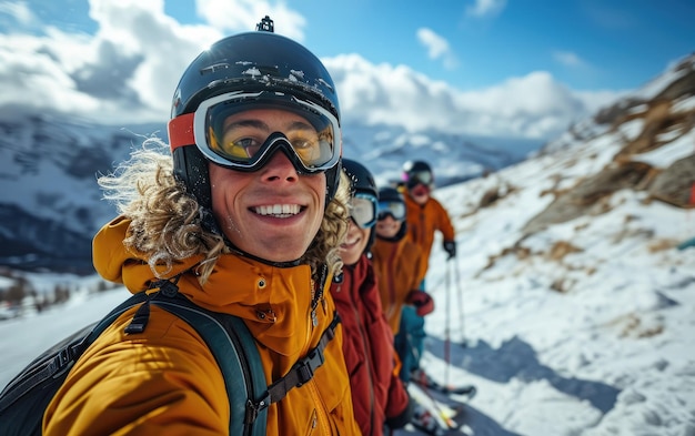 hombre esquiador con amigos con gafas de esquí y casco de esquí en la montaña de nieve