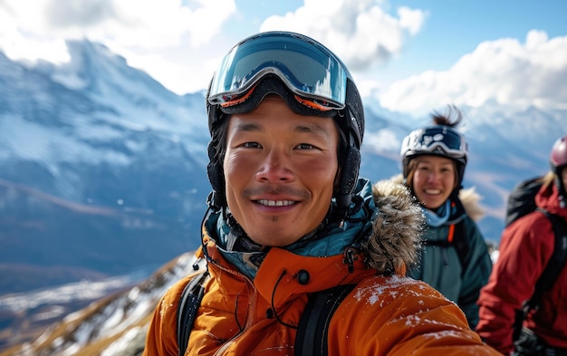 hombre esquiador con amigos con gafas de esquí y casco de esquí en la montaña de nieve