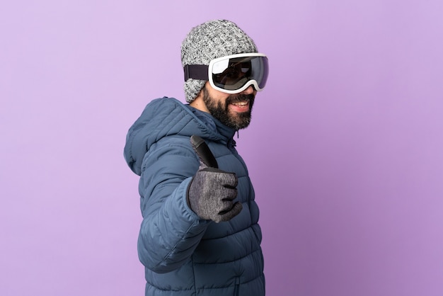 Hombre esquiador con gafas de snowboard aislado