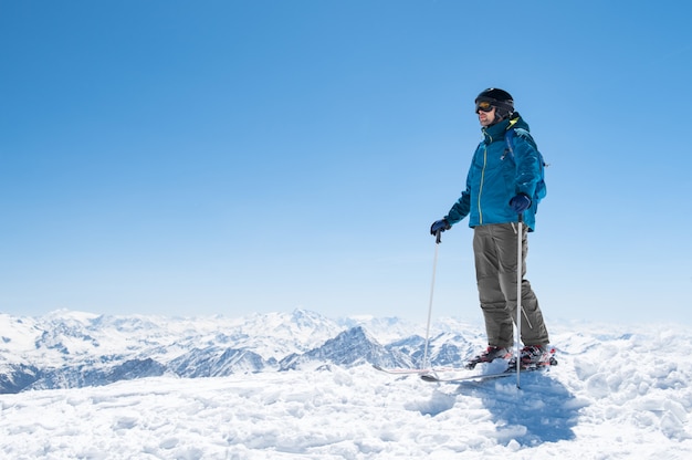 Hombre esquiando en la nieve