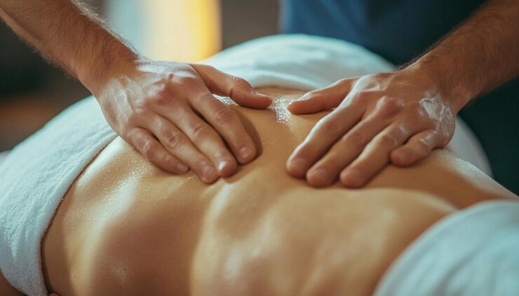 un hombre está ajustando su espalda en una cama