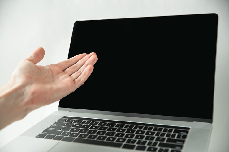 Foto el hombre está apuntando a la pantalla de su computadora portátil