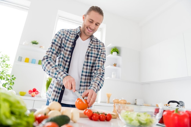 el hombre está cocinando en la cocina moderna