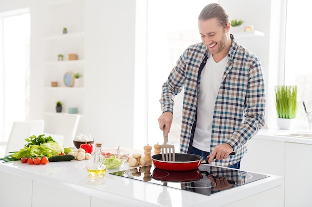 el hombre está cocinando en la cocina moderna