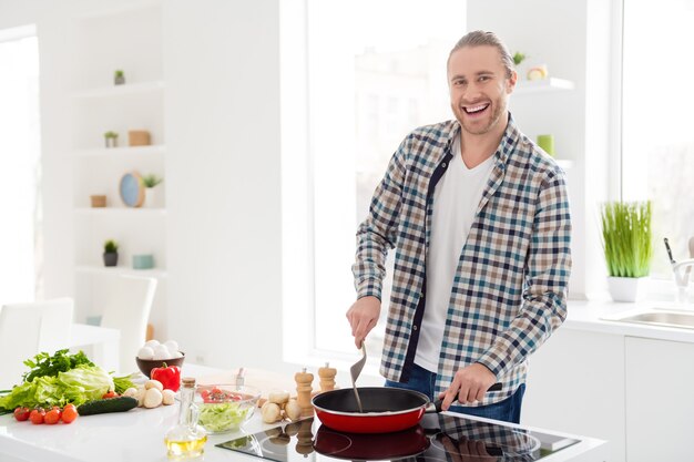 el hombre está cocinando en la cocina moderna