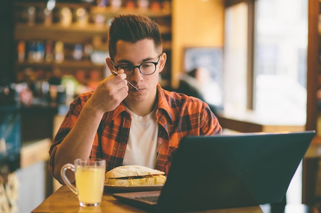 El hombre está comiendo en un restaurante y disfrutando de una comida deliciosa