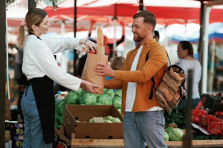 Foto el hombre está comprando productos en el mercado callejero o bazar de la mujer