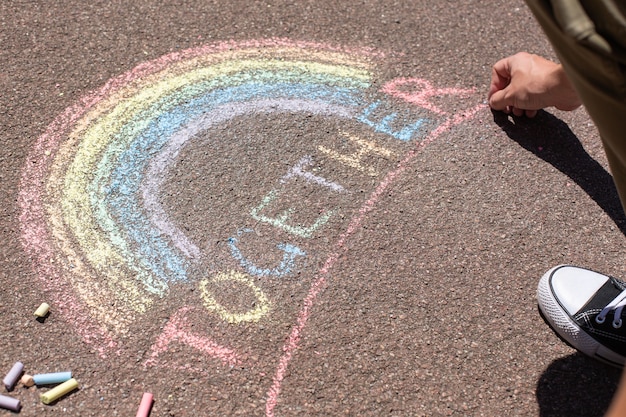 El hombre está dibujando el símbolo del arco iris de lgbt