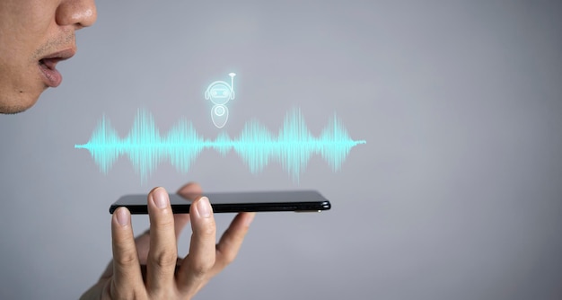 Un hombre está hablando en un teléfono inteligente para realizar tareas a través de un asistente de IA