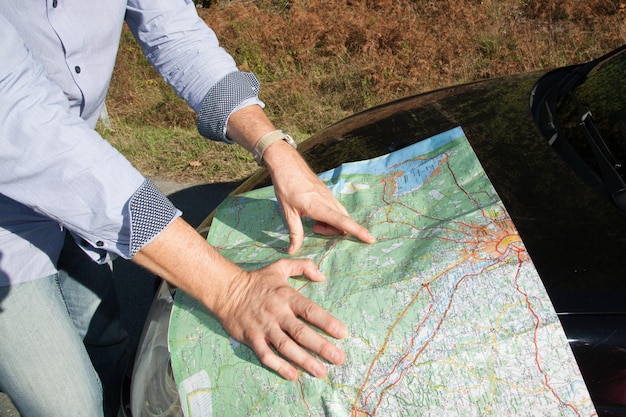 El hombre está leyendo un mapa