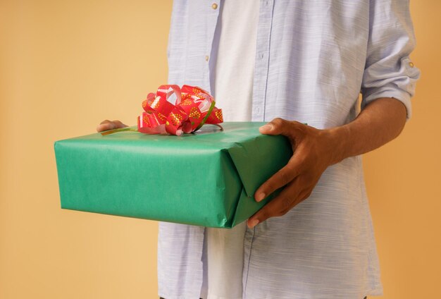 El hombre está listo para dar un regalo de Navidad