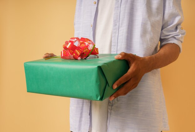 El hombre está listo para dar un regalo de Navidad