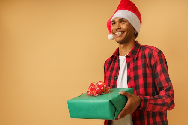 El hombre está listo para dar un regalo de Navidad