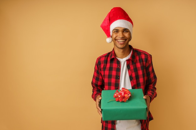 El hombre está listo para dar un regalo de Navidad