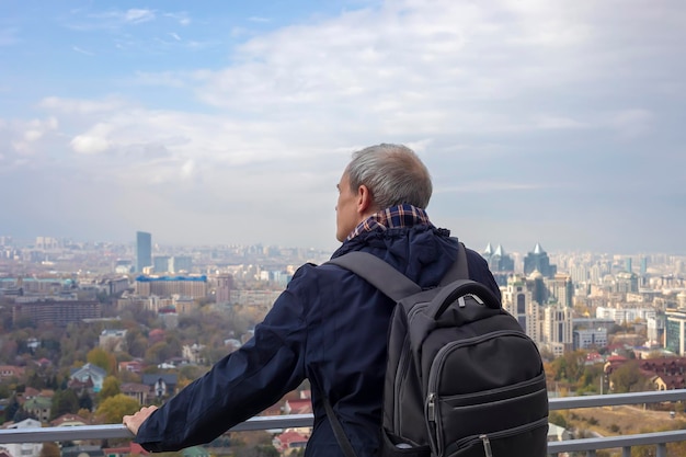El hombre está mirando las vistas de la ciudad de la ciudad de Almaty en Kazajistán