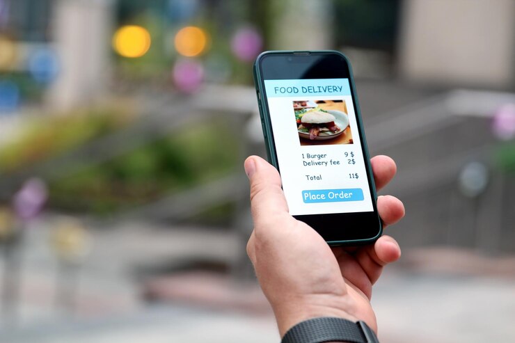 Foto un hombre está ordenando comida en internet usando una aplicación en el centro de la ciudad