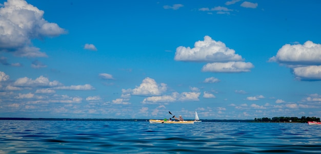 Un hombre está remando en kayak en el mar